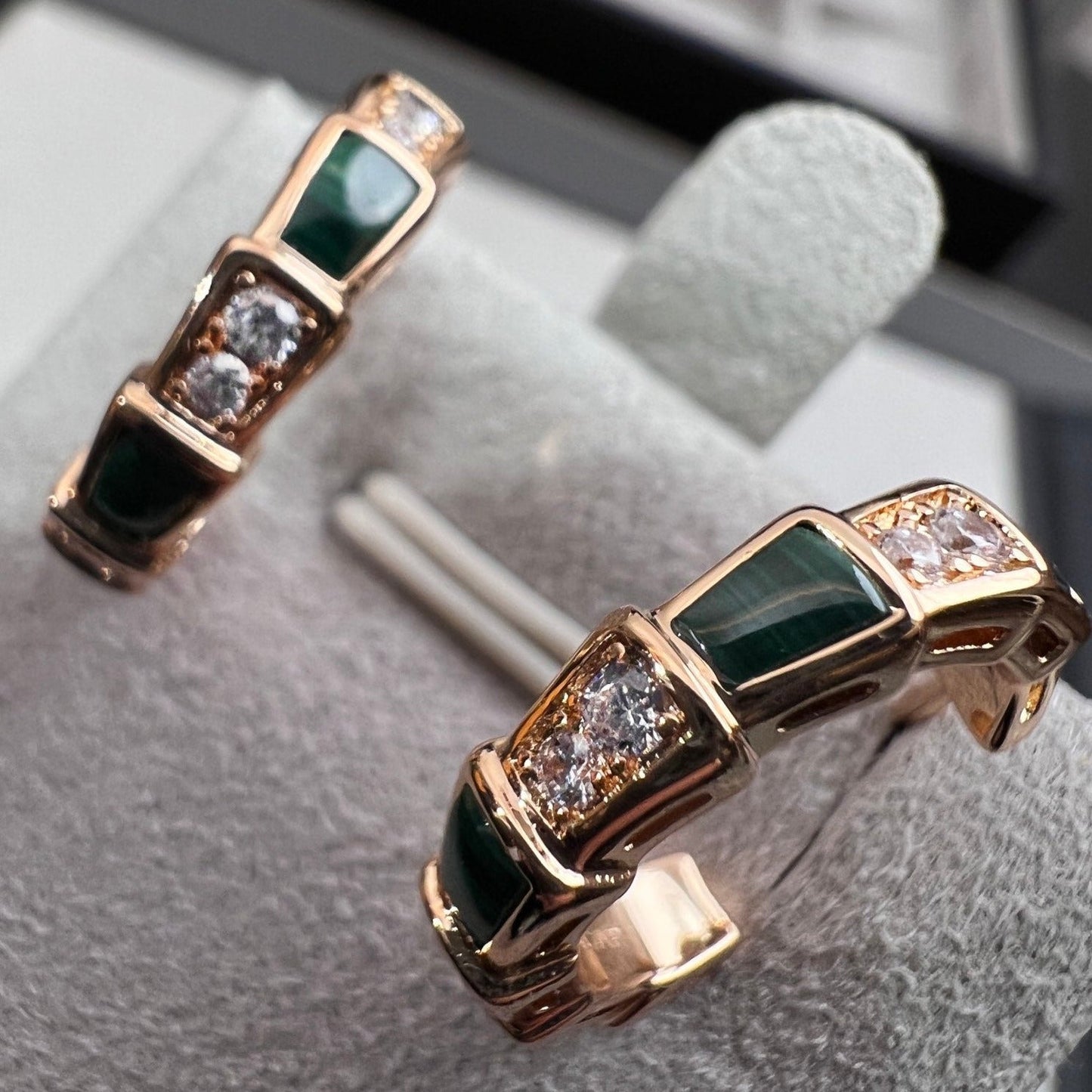 [Elitejewels] OHRRINGE AUS SERPENTI-MALACHIT-ROSAGOLD