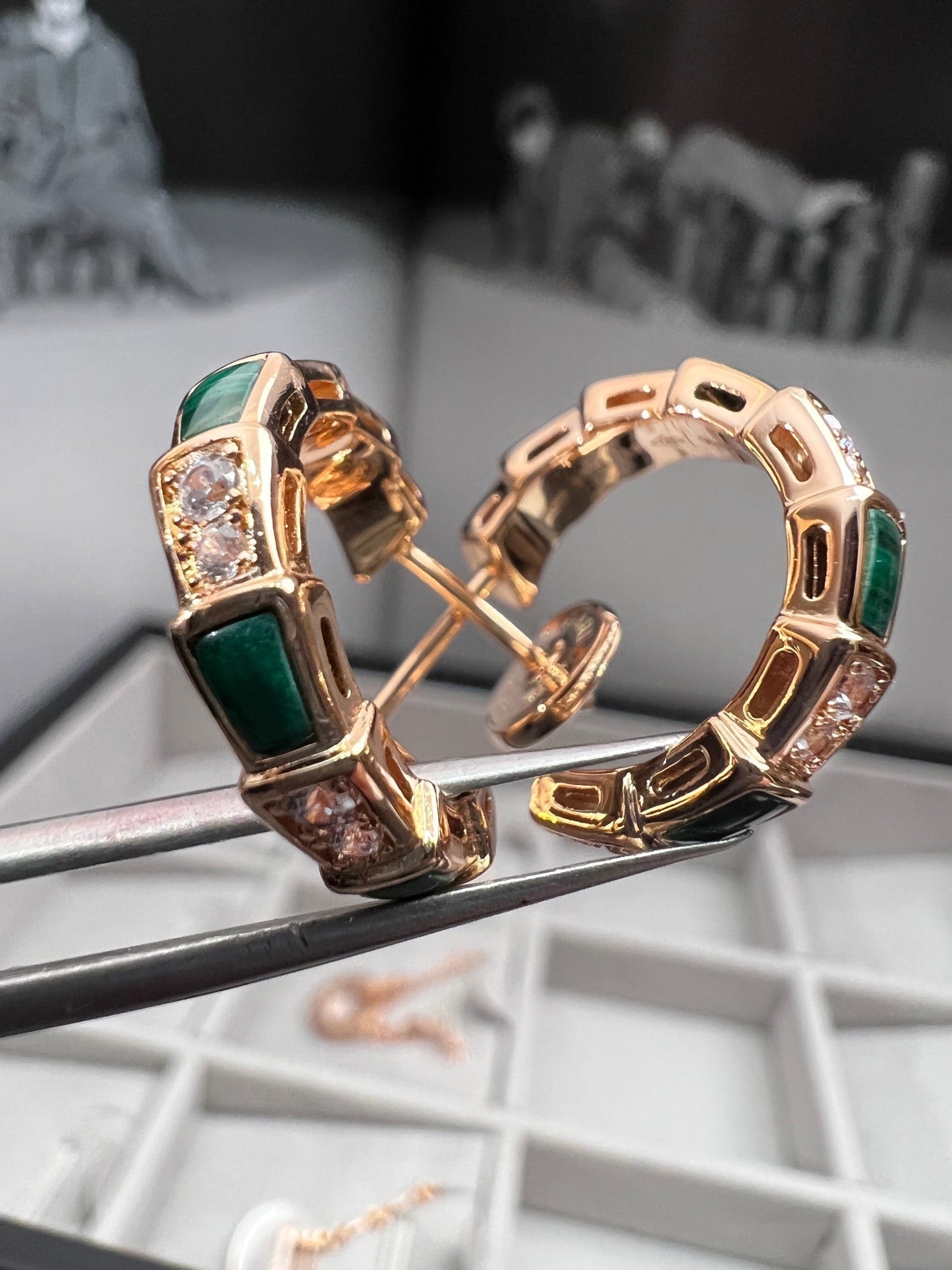 [Elitejewels] OHRRINGE AUS SERPENTI-MALACHIT-ROSAGOLD