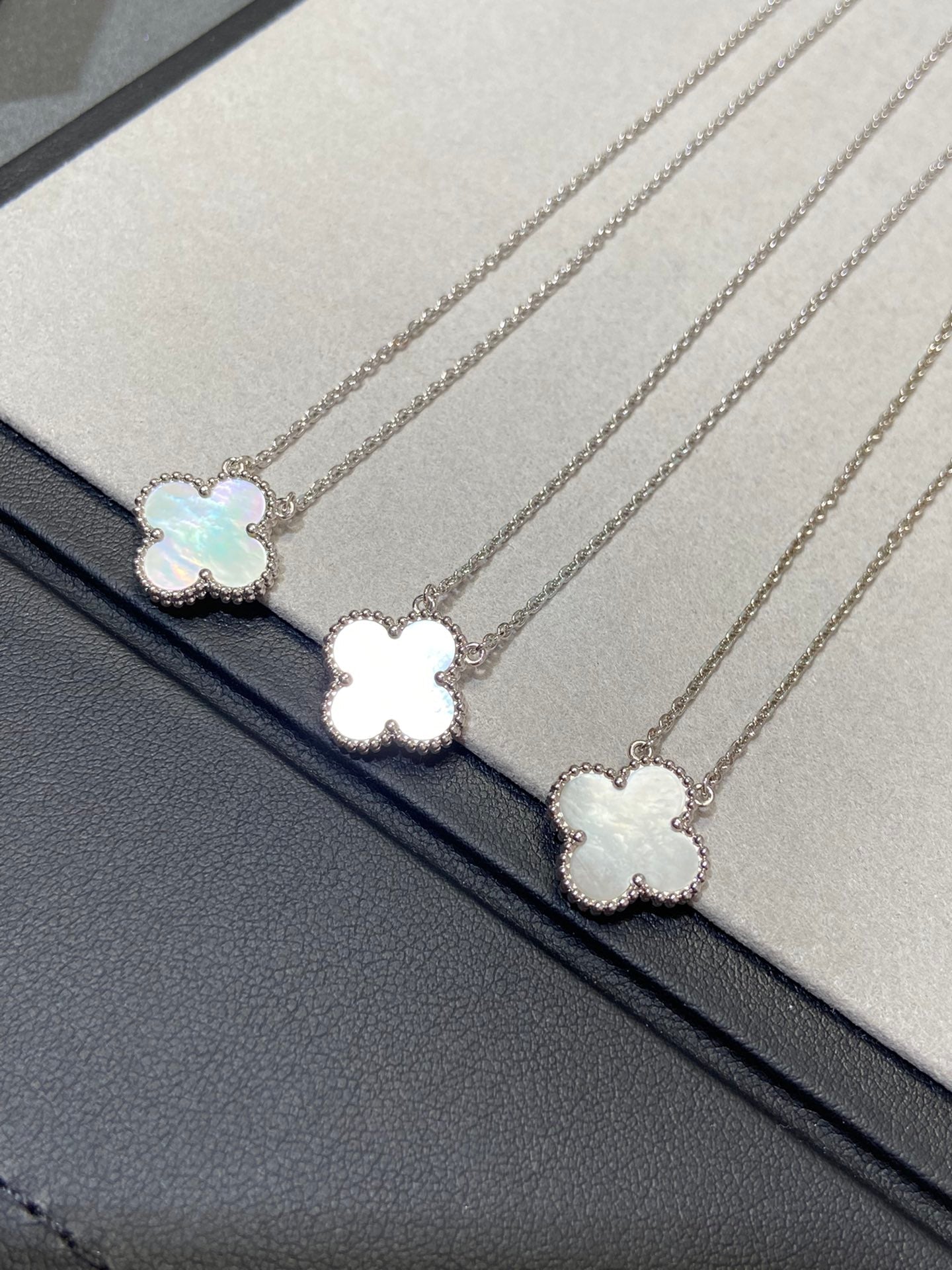 [Elitejewels]CLOVER MEDIUM SILVER WHITE MOP NECKLACE