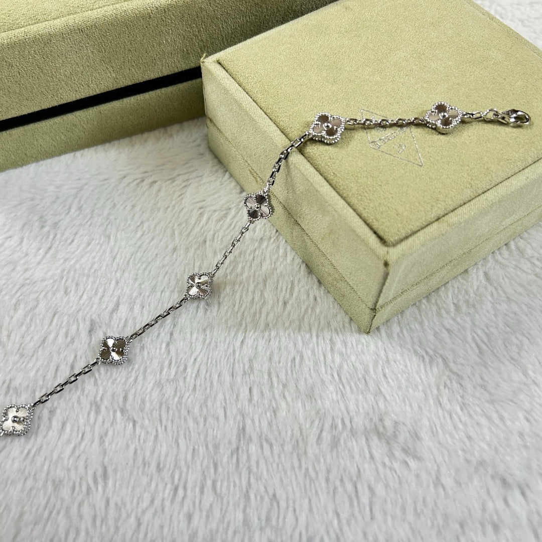 [Elitejewels]CLOVER 6 MOTIF DIAMOND BRACELET