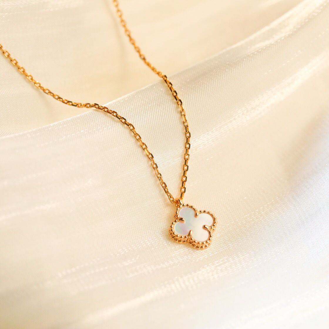 [Elitejewels]CLOVER MINI 9.5MM WHITE MOTHER-OF-PEARL NECKLACE