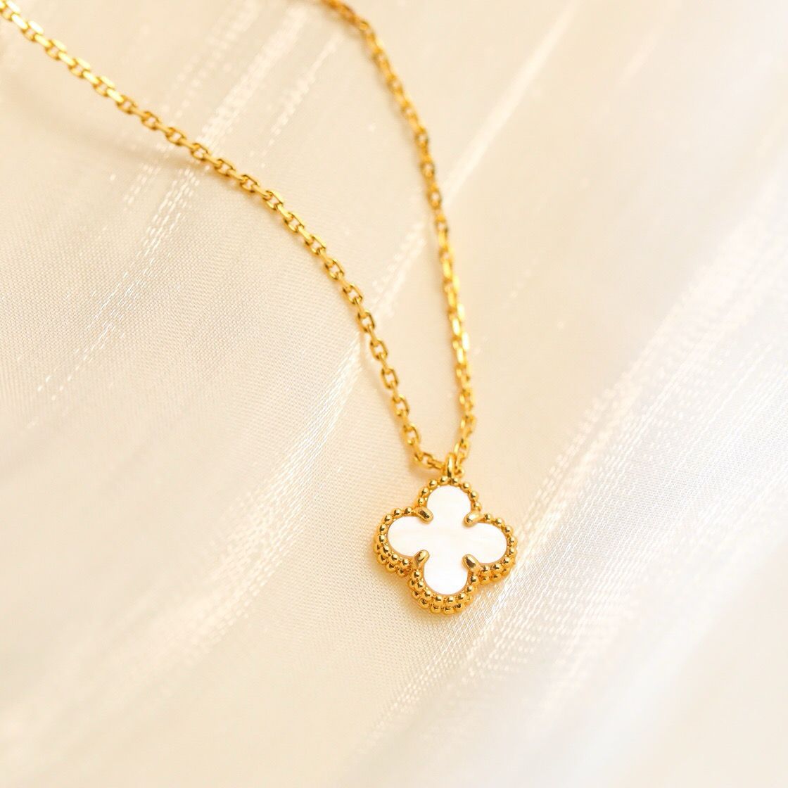 [Elitejewels]CLOVER MINI 9.5MM WHITE MOTHER-OF-PEARL NECKLACE