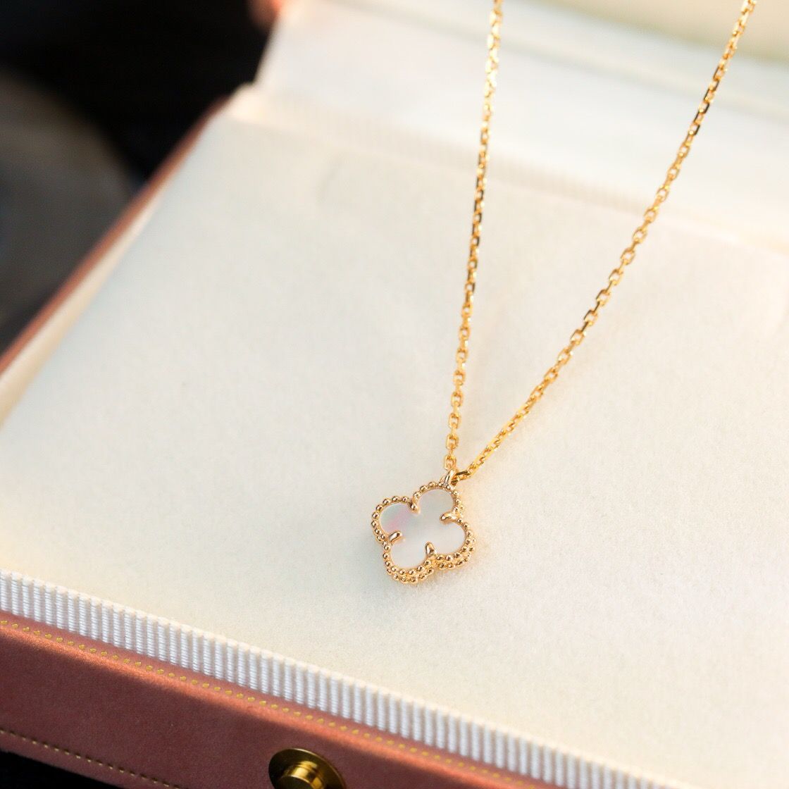 [Elitejewels]CLOVER MINI 9.5MM WHITE MOTHER-OF-PEARL NECKLACE