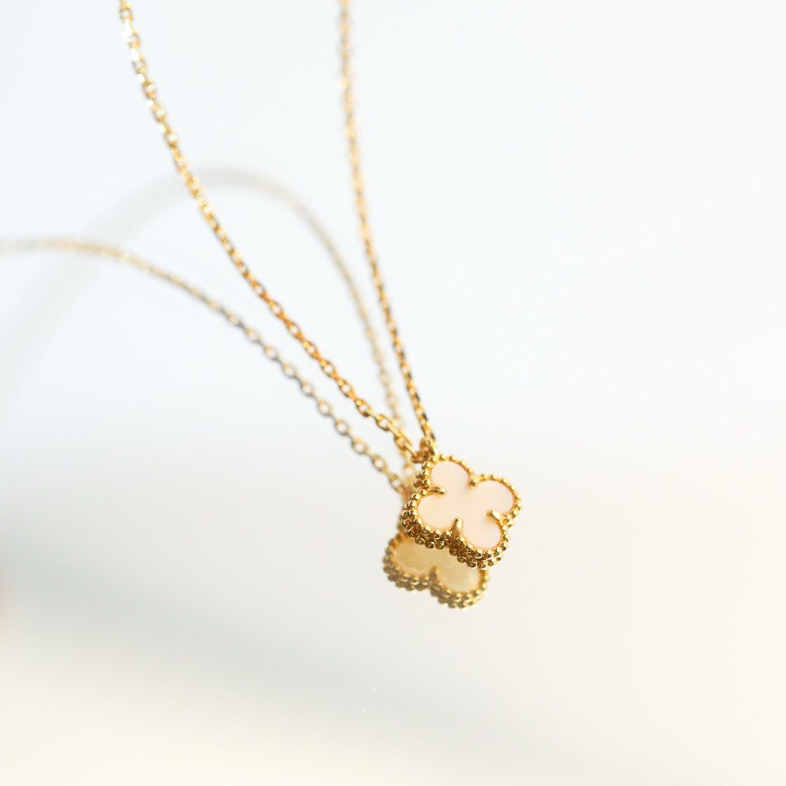 [Elitejewels]CLOVER MINI 9.5MM WHITE MOTHER-OF-PEARL NECKLACE