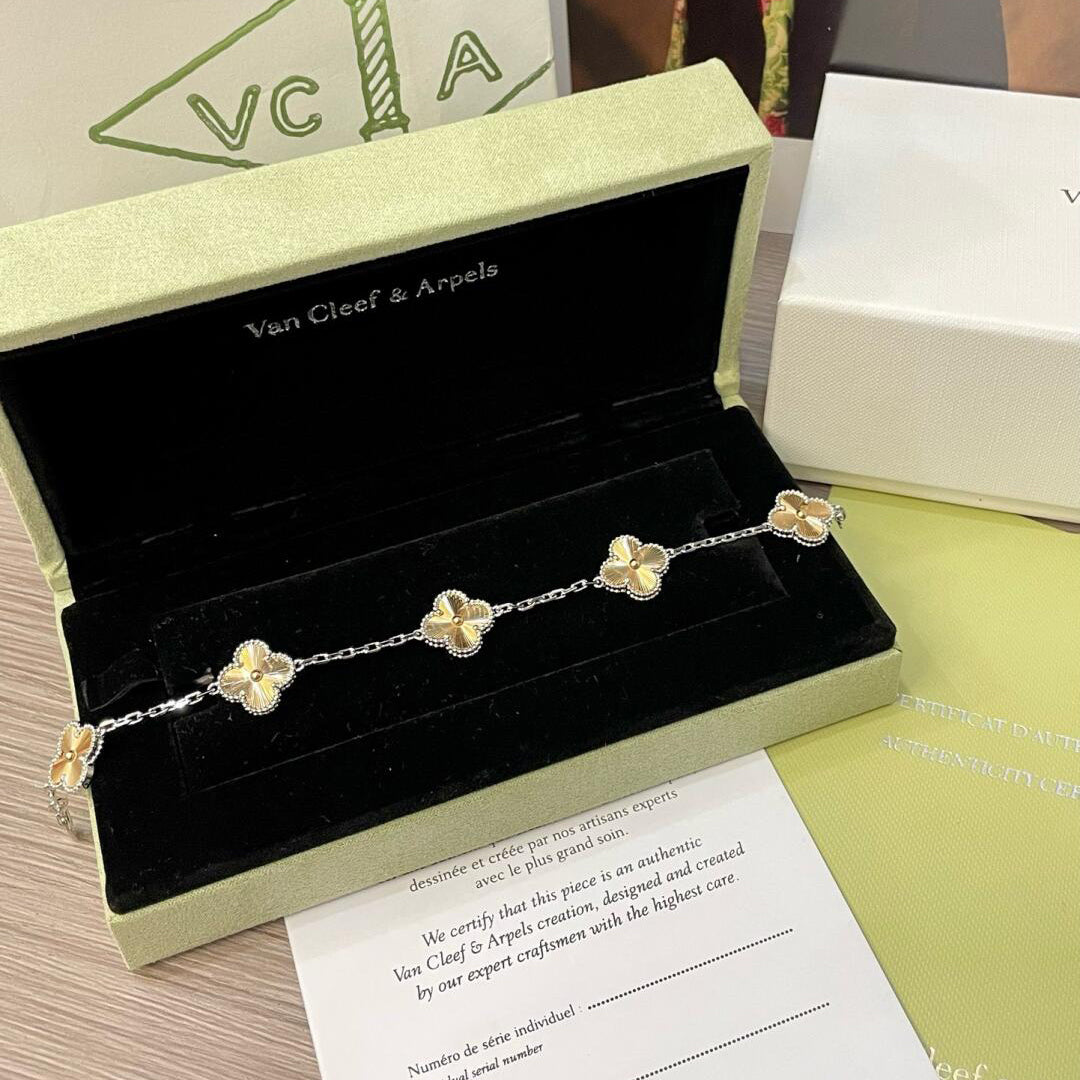 [Elitejewels]CLOVER  5 MOTIFS  CHRISTMAS LIMITED EDITION BRACELET