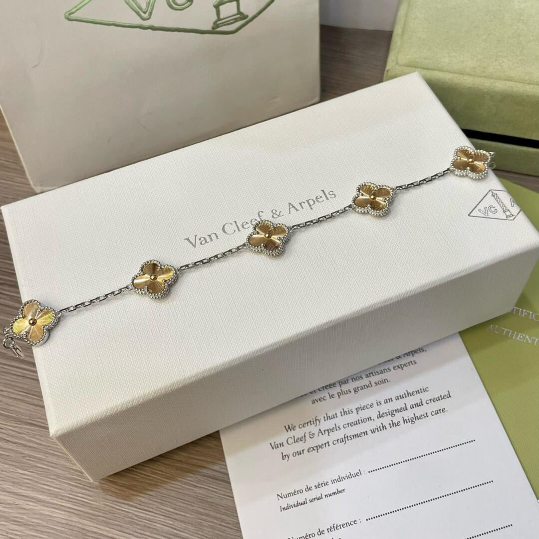 [Elitejewels]CLOVER  5 MOTIFS  CHRISTMAS LIMITED EDITION BRACELET